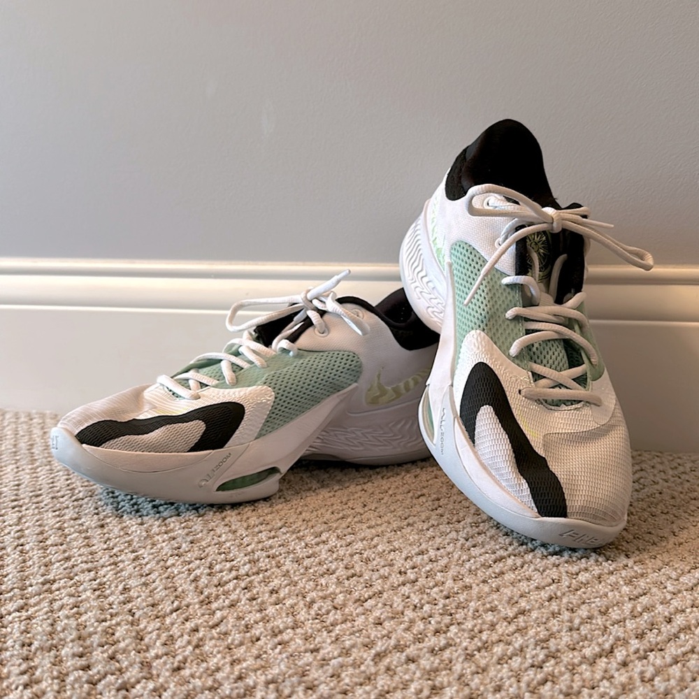 Nike Basketball Shoe Giannis Zoom Freak 4 white/volt/black Sz 8.5